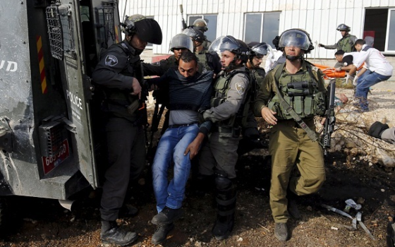 اعتقال جنود الاحتلال لشاب فلسطيني  