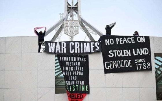 أنصار فلسطين يحتلون سطح البرلمان الأسترالي