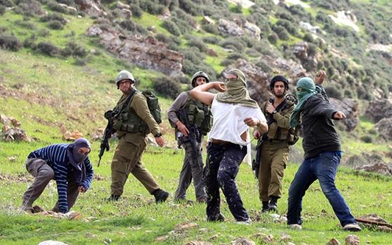 مستوطنون يرشقون فلسطينيين بالحجارة  