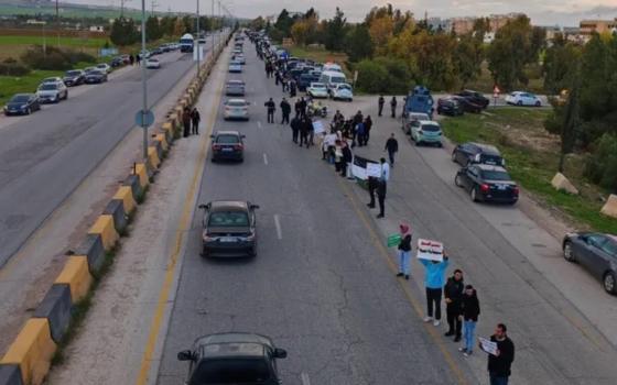 جانب من السلسلة البشرية في مدينة أربد