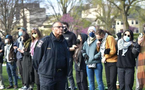 طلاب متضامنون مع فلسطين في مخيمهم الطلابي