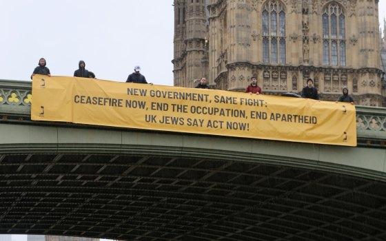 نشطاء يضعون لافتة داعمة لفلسطين على جسر ويستمنستر