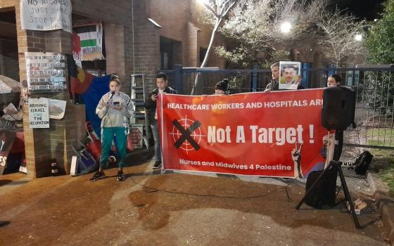 عاملون صحيون يتظاهرون خارج مقر رئيس وزراء أستراليا