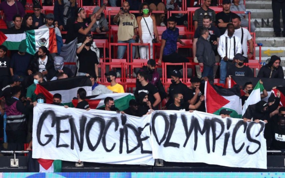 لافتات منددة بالإبادة خلال لقاء باراغواي بفريق الاحتلال