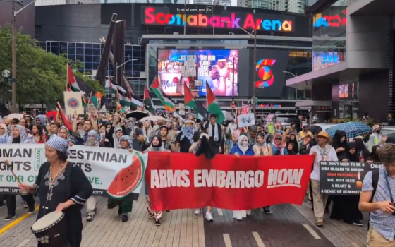 معتصمون أمام مقر "سكوتيا بنك" في كندا