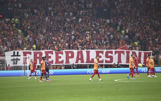 جماهير غلطة سراي يحملون لافتة كتب عليها "فلسطين حرة"