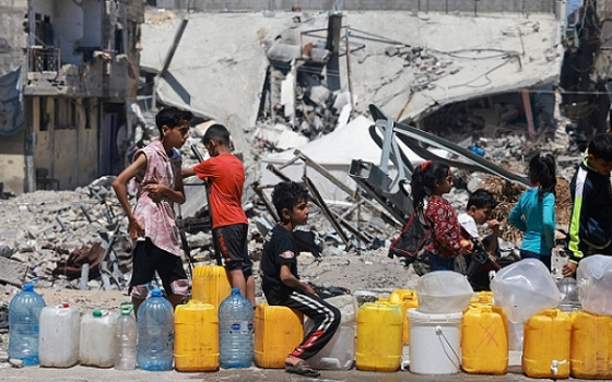 أطفال غزة ينتظرون الحصول على ماء