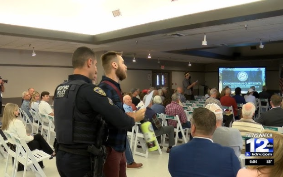 أنصار فلسطين يقتحمون قاعة بلدية كليف بينتز