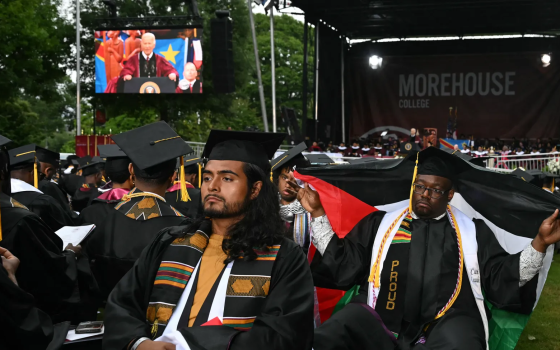 طلاب متخرجون يتضامنون مع فلسطين في تخرجهم