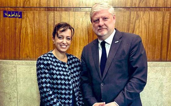 وزير الشؤون الخارجية أنجوس روبرتسون مع نائبة سفير الاحتلال الإسرائيلي في لندن دانييلا جرودسكي.