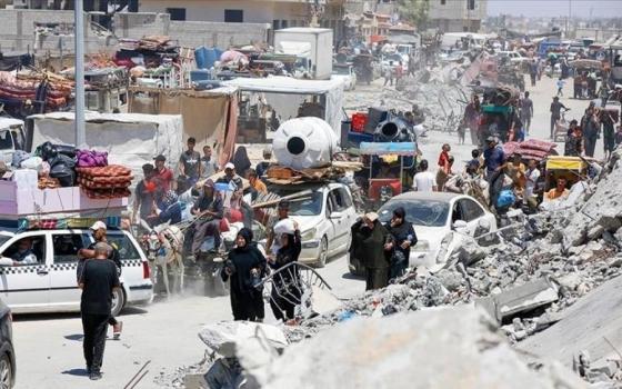 نازحون يهربون من استهدافات جيش الاحتلال الإسرائيلي