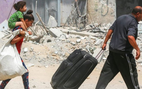 نزوح عائلة في غزة