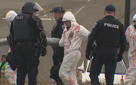 صورة سابقة من اعتقال المتظاهرين الذين أغلقوا طريق مطار سياتل