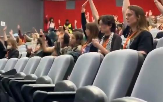 طلاب الجامعة الأسترالية يصوتون لصالح سحب الاستثمار