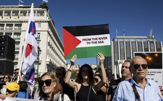 لافتة من النهر إلى البحر في مظاهرة داعمة لفلسطين