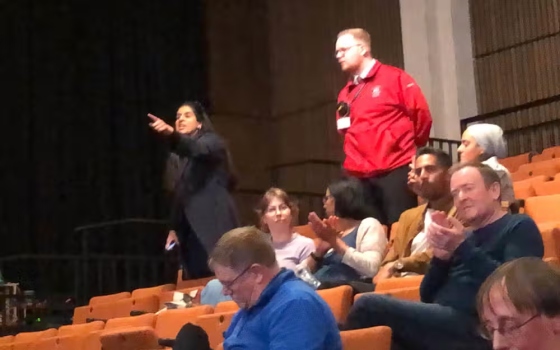 ناشطة مؤيدة لفلسطين تقاطع مهرجان أدنبرة الدولي للكتاب