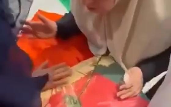 زوجة هنية في استقبال جثمانه بقطر