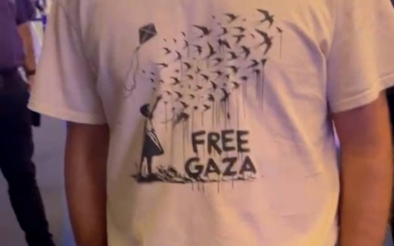ناشط يرتدي قميصًا كتب عليه Free Gaza