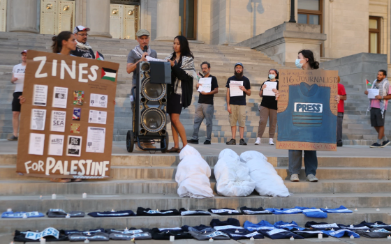 وقفة احتجاجية تكريمًا لشهداء غزة الصحفيين في ولاية أركناس