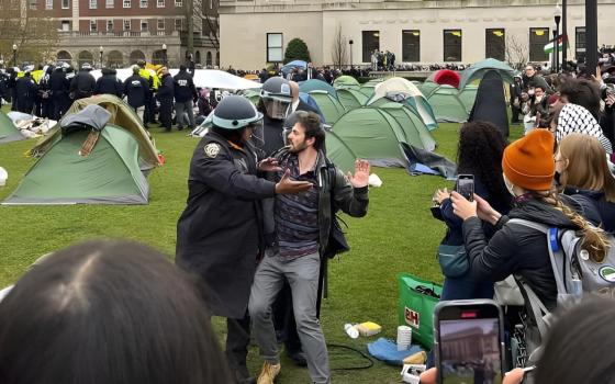 قمع الشرطة لطالب جامعة