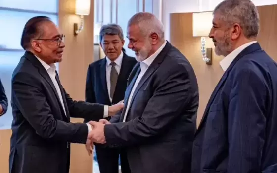 رئيس وزراء ماليزيا مع هنية في لقاء سابق