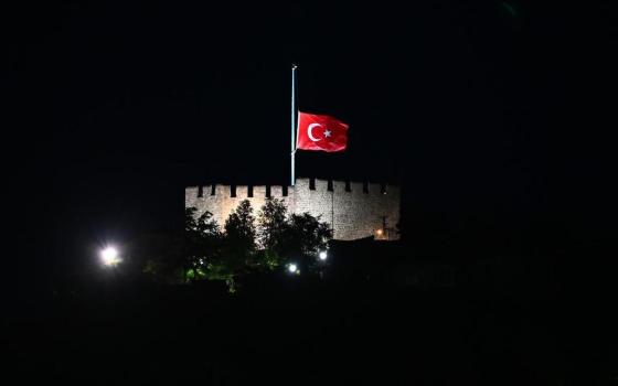 تنكيس العلم التركي