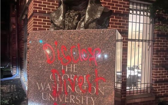 طلاب يستهدفون منزل عميد في جامعة جورج واشنطن