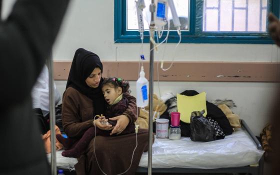 طفلة صغيرة من  غزة في وضع صحي متدهور  