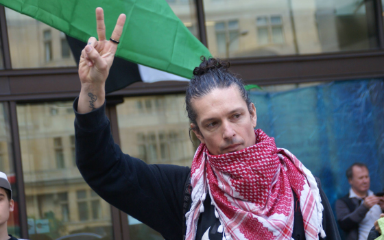 ريتشارد برنارد، المؤسس المشارك لمنظمة حركة فلسطين