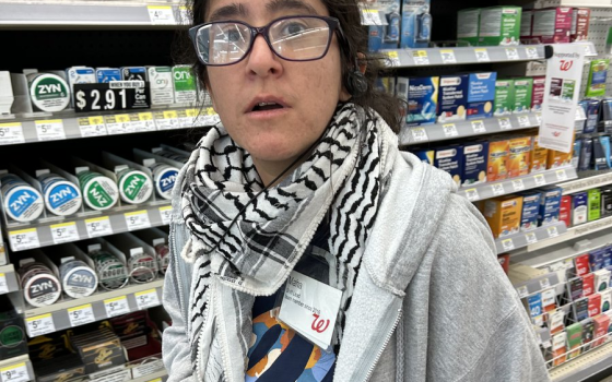 موظفة في صيدلية بولاية أوهايو ترتدي كوفية