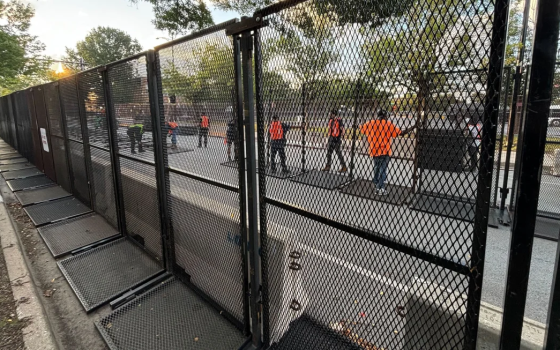 إضافة سياج حديد لمنع المتظاهرين من اختراقه