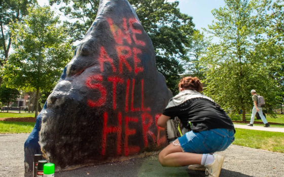 صخرة في جامعة كونيتيكت مكتوب عليها  we are still here