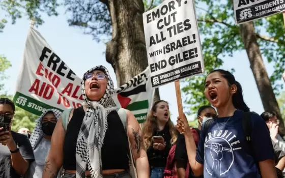 طلاب متضامنون مع فلسطين