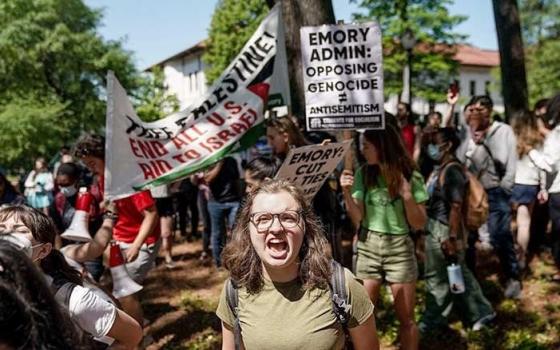 5 طلاب ينتزعون شهاداتهم بعد حجبها لدعمهم غزة