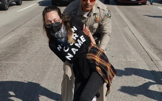 اعتقال تسعة متظاهرين أغلقوا طريق سريع في لوس أنجلوس