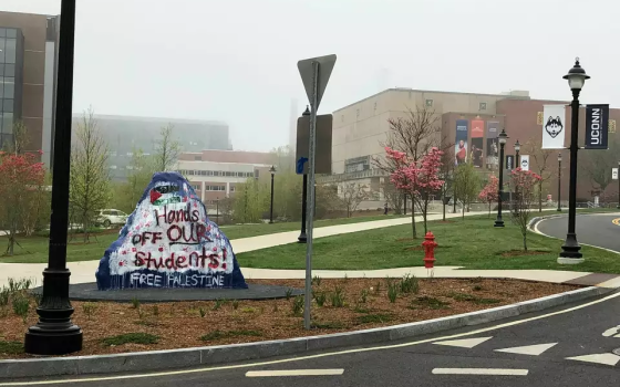 تلوين صخرة بعبارة مؤيدة لفلسطين في جامعة كونيتيكت