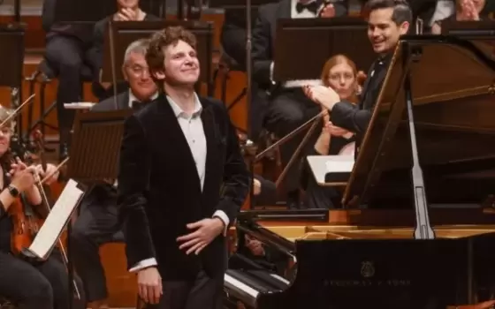 عازف البيانو الأسترالي البريطاني جايسون جيلهام