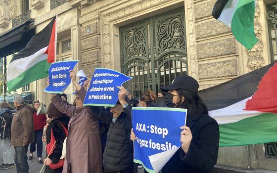 مظاهرة داعية لمقاطعة شركة "أكسا"