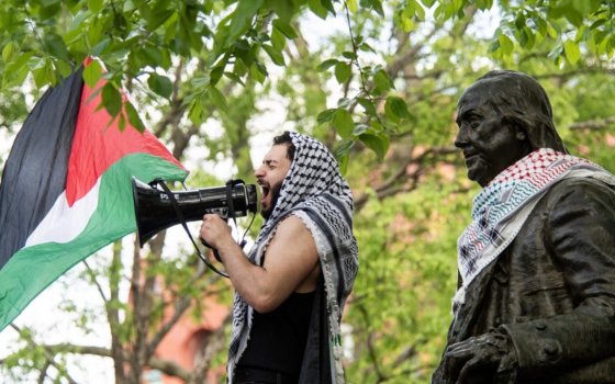 طالب مؤيد لفلسطين في وقفة احتجاجية