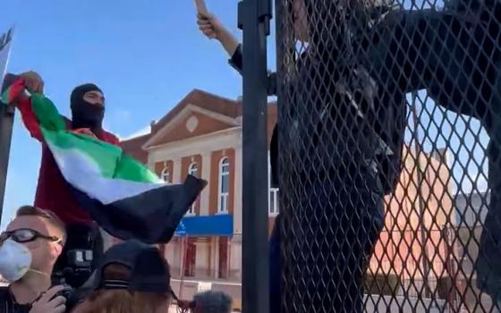 متظاهرون يقتحمون  الحواجز الأمنية في محيط المؤتمر الوطني