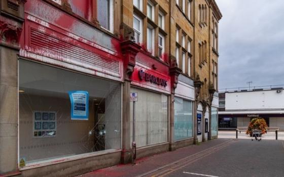 نُشطاء يستهدفون فرع بنك "باركليز" في بيرنلي