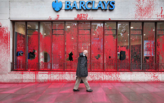 رش طلاء أحمر على فرع من أفرع باركليز