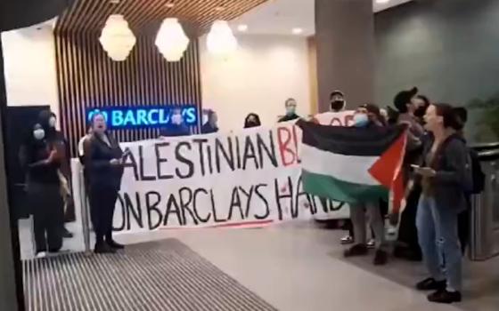 نشطاء يقتحمون مكاتب باركيلز في مانشستر واحتجاج ضد "Glencore" في المكسيك  