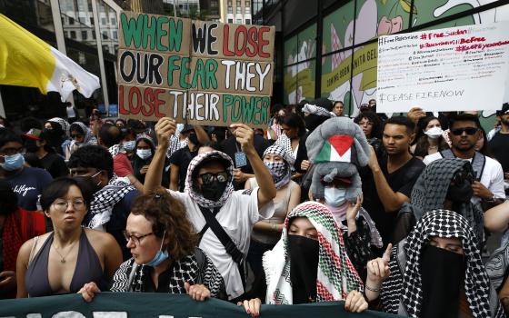 مقاطعة أمريكية تحظر وضع الأقنعة لإخفاء هوية المناهضين للحرب