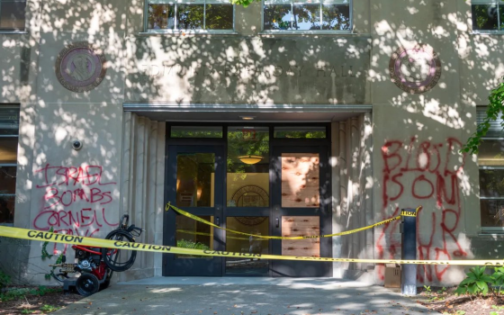 رسم شعارات على مدخل قاعة داي هول في جامعة كورنيل