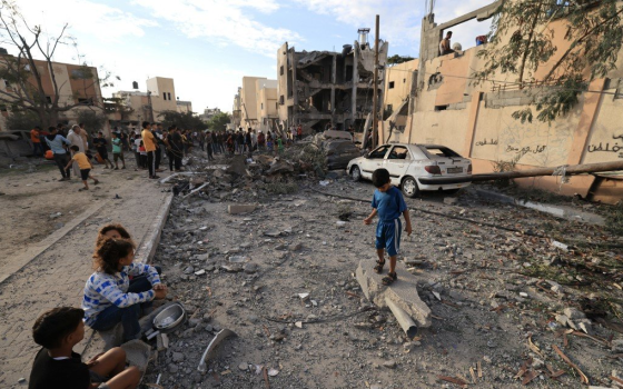 أطفال غزة بين ركام المنازل المدمرة