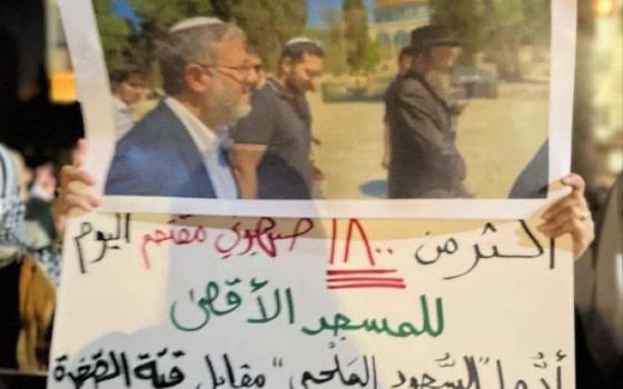 لافتة داعمة لفلسطين في مظاهرة في الأردن