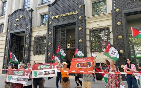 نُشطاء يحاصرون بنك " بي إن بي باريبا" في باريس  