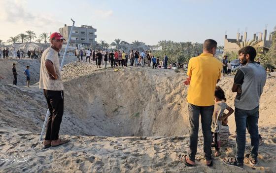 حفرة عميقة نتيجة قصف الإحتلال الإسرائيلي في منطقة المواصي