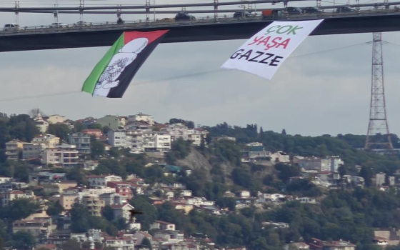 لافتة تضامنية مع غزة على جسر شهداء 15 تموز فوق مضيق البوسفور في مدينة إسطنبول
